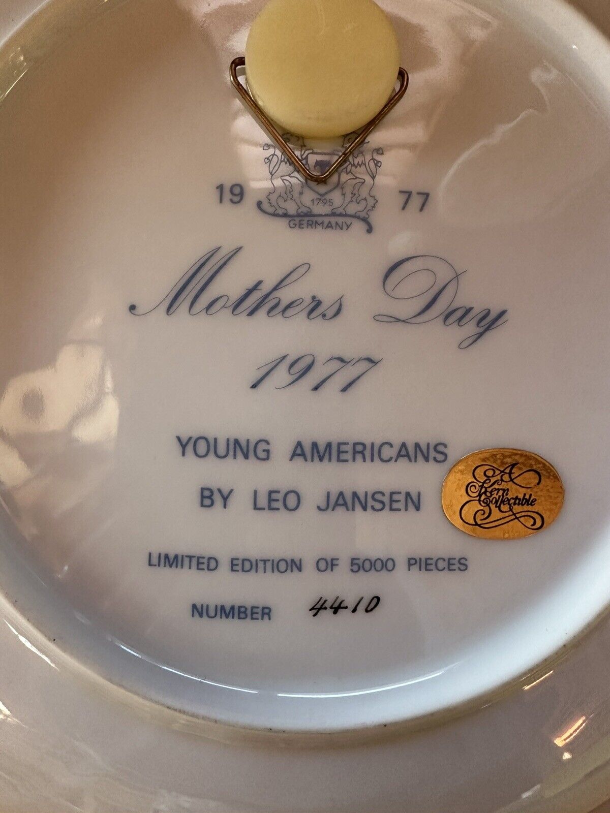 Royal Bayreuth Mother’s Day 1977 Collector Plate Leo Jansen Young Americans 4410